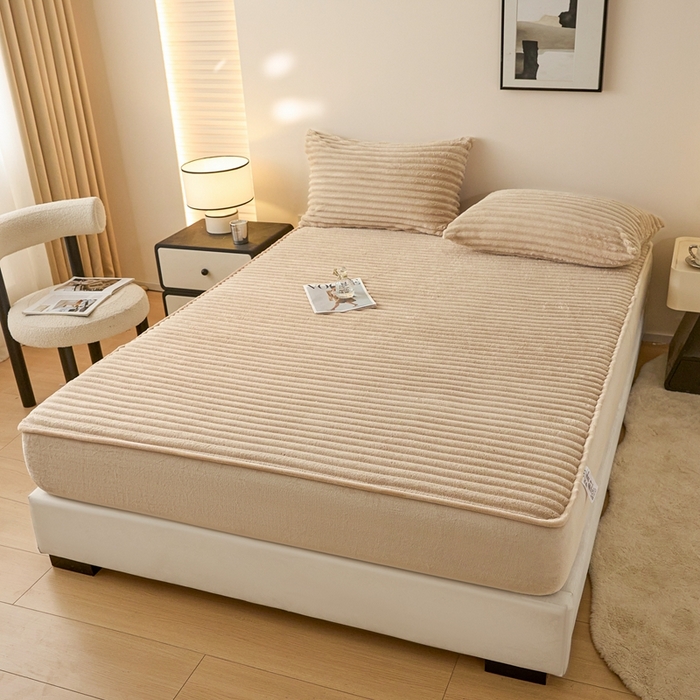 91家纺网 家纺一手货源 找家纺 欧邦 2025新款兔兔绒牛奶绒抽条床笠 抽条床笠-卡其