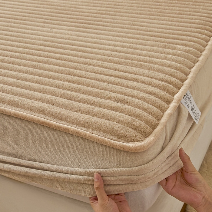 91家纺网 家纺一手货源 找家纺 欧邦 2025新款兔兔绒牛奶绒抽条床笠 抽条床笠-卡其