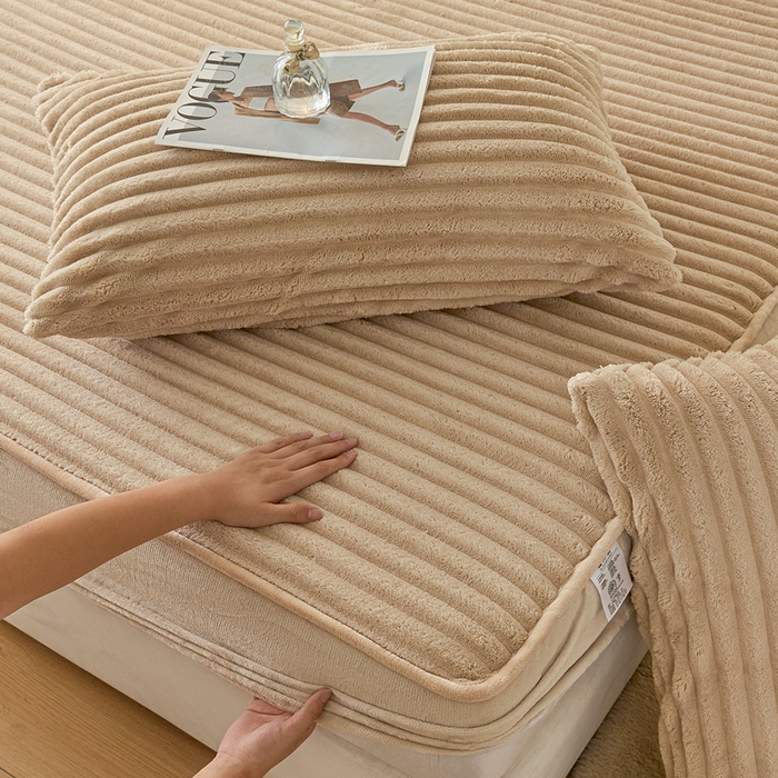 91家纺网 家纺一手货源 找家纺 欧邦 2025新款兔兔绒牛奶绒抽条床笠 抽条床笠-卡其