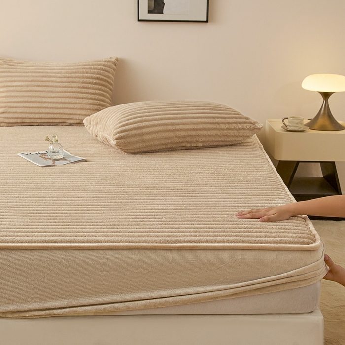 91家纺网 家纺一手货源 找家纺 欧邦 2025新款兔兔绒牛奶绒抽条床笠 抽条床笠-卡其