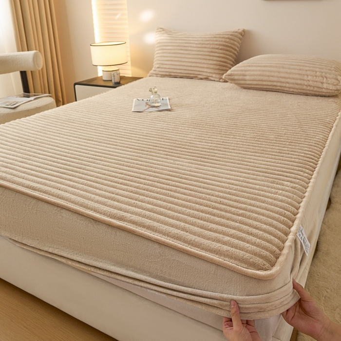 91家纺网 家纺一手货源 找家纺 欧邦 2025新款兔兔绒牛奶绒抽条床笠 抽条床笠-卡其