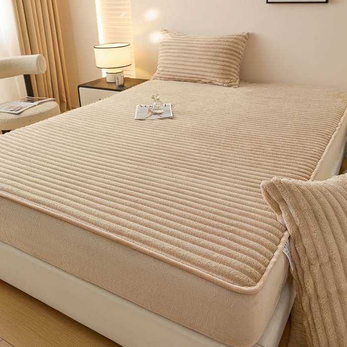 91家纺网 家纺一手货源 找家纺 欧邦 2025新款兔兔绒牛奶绒抽条床笠 抽条床笠-卡其