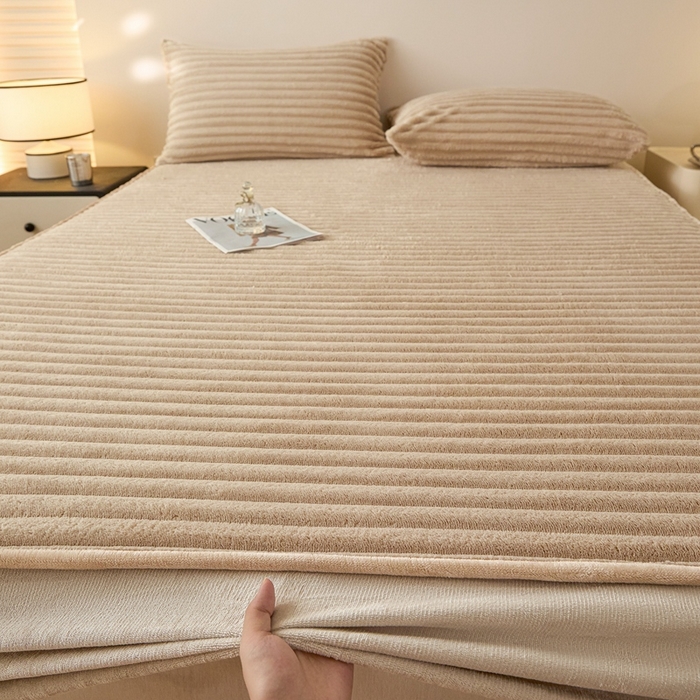 91家纺网 家纺一手货源 找家纺 欧邦 2025新款兔兔绒牛奶绒抽条床笠 抽条床笠-卡其