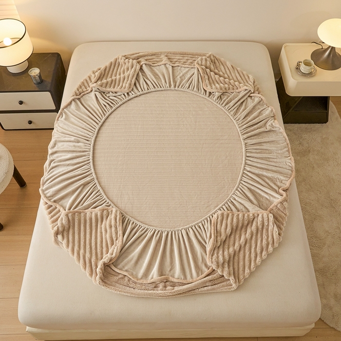 91家纺网 家纺一手货源 找家纺 欧邦 2025新款兔兔绒牛奶绒抽条床笠 抽条床笠-卡其