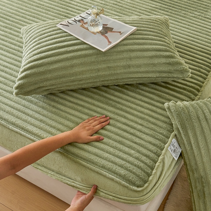 91家纺网 家纺一手货源 找家纺 欧邦 2025新款兔兔绒牛奶绒抽条床笠 抽条床笠-绿茶