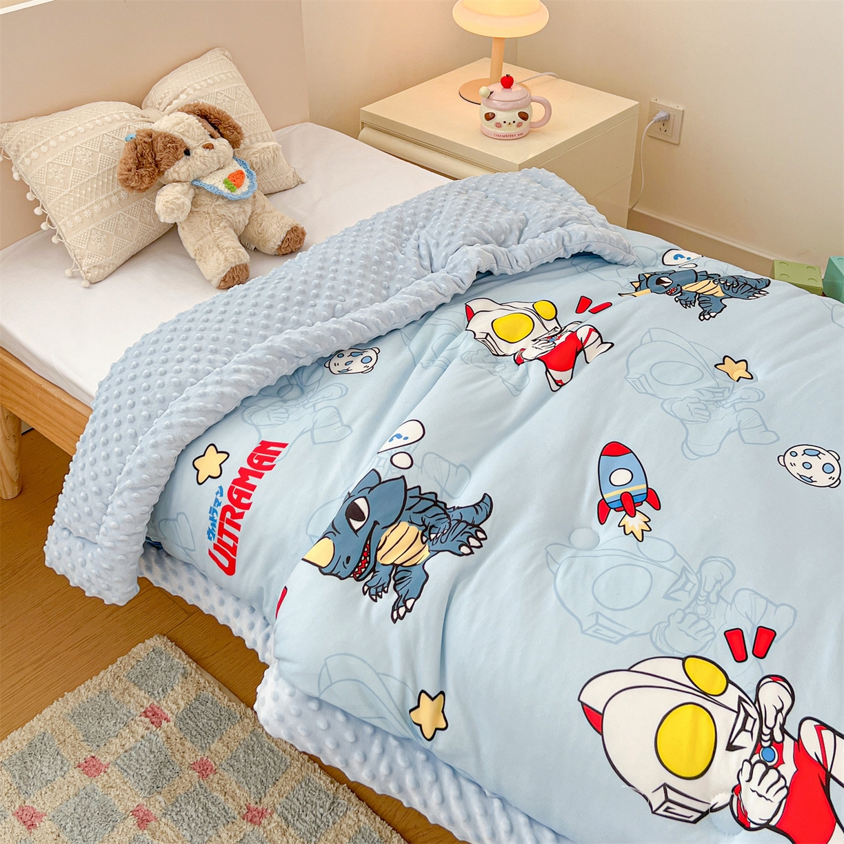 91家纺网 家纺一手货源 找家纺 名兮家居 2025秋冬新款母婴级经典奥特曼三丽鸥豆豆被 被子被芯 奥特勇士