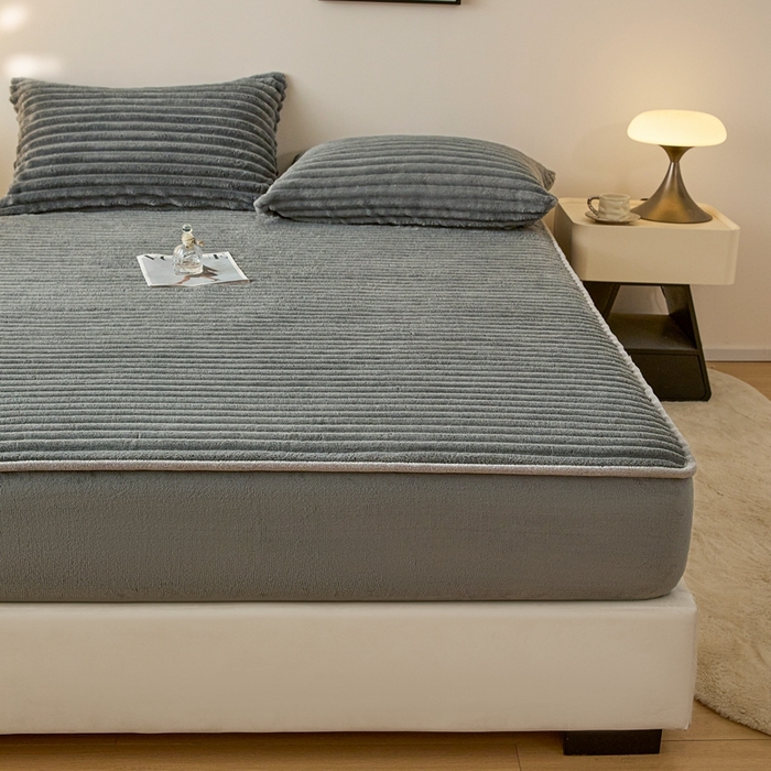 91家纺网 家纺一手货源 找家纺 欧邦 2025新款兔兔绒牛奶绒抽条床笠 抽条床笠-深灰