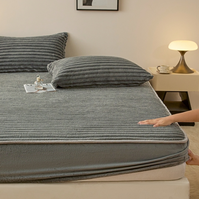 91家纺网 家纺一手货源 找家纺 欧邦 2025新款兔兔绒牛奶绒抽条床笠 抽条床笠-深灰