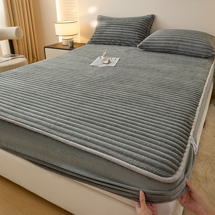 91家纺网 家纺一手货源 找家纺 欧邦 2025新款兔兔绒牛奶绒抽条床笠 抽条床笠-深灰