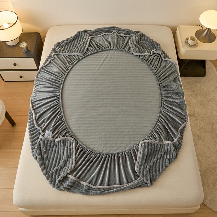 91家纺网 家纺一手货源 找家纺 欧邦 2025新款兔兔绒牛奶绒抽条床笠 抽条床笠-深灰