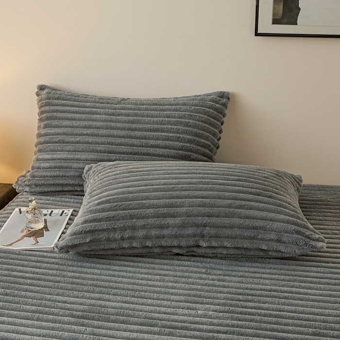 91家纺网 家纺一手货源 找家纺 欧邦 2025新款兔兔绒牛奶绒抽条床笠 抽条床笠-深灰