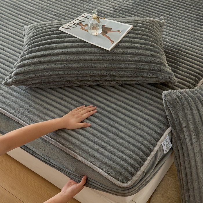 91家纺网 家纺一手货源 找家纺 欧邦 2025新款兔兔绒牛奶绒抽条床笠 抽条床笠-深灰