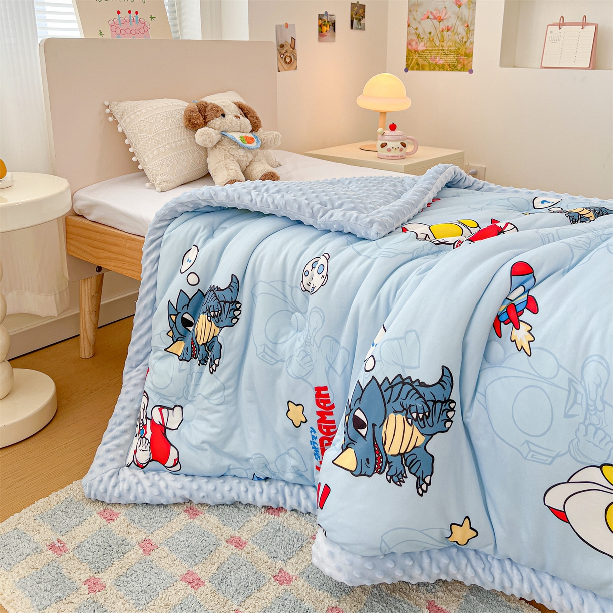 91家纺网 家纺一手货源 找家纺 名兮家居 2025秋冬新款母婴级经典奥特曼三丽鸥豆豆被 被子被芯 奥特勇士