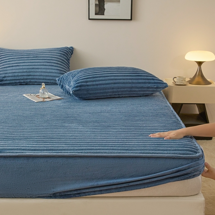 91家纺网 家纺一手货源 找家纺 欧邦 2025新款兔兔绒牛奶绒抽条床笠 抽条床笠-深蓝