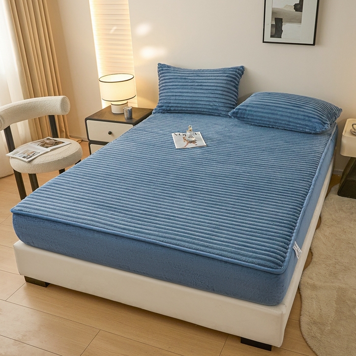 91家纺网 家纺一手货源 找家纺 欧邦 2025新款兔兔绒牛奶绒抽条床笠 抽条床笠-深蓝