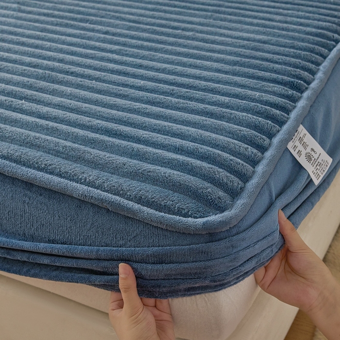 91家纺网 家纺一手货源 找家纺 欧邦 2025新款兔兔绒牛奶绒抽条床笠 抽条床笠-深蓝