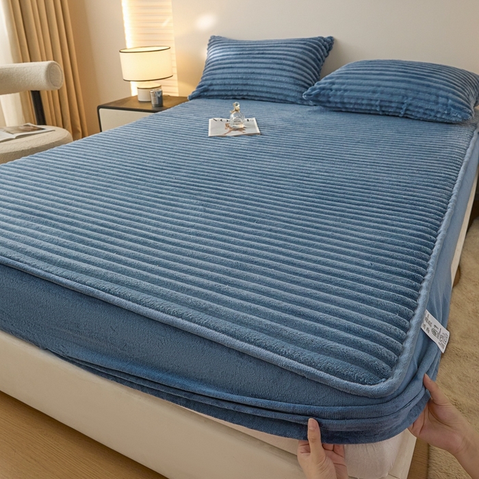 91家纺网 家纺一手货源 找家纺 欧邦 2025新款兔兔绒牛奶绒抽条床笠 抽条床笠-深蓝