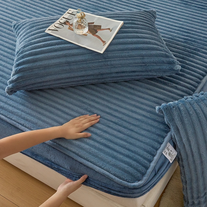 91家纺网 家纺一手货源 找家纺 欧邦 2025新款兔兔绒牛奶绒抽条床笠 抽条床笠-深蓝
