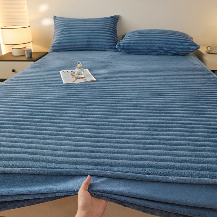 91家纺网 家纺一手货源 找家纺 欧邦 2025新款兔兔绒牛奶绒抽条床笠 抽条床笠-深蓝