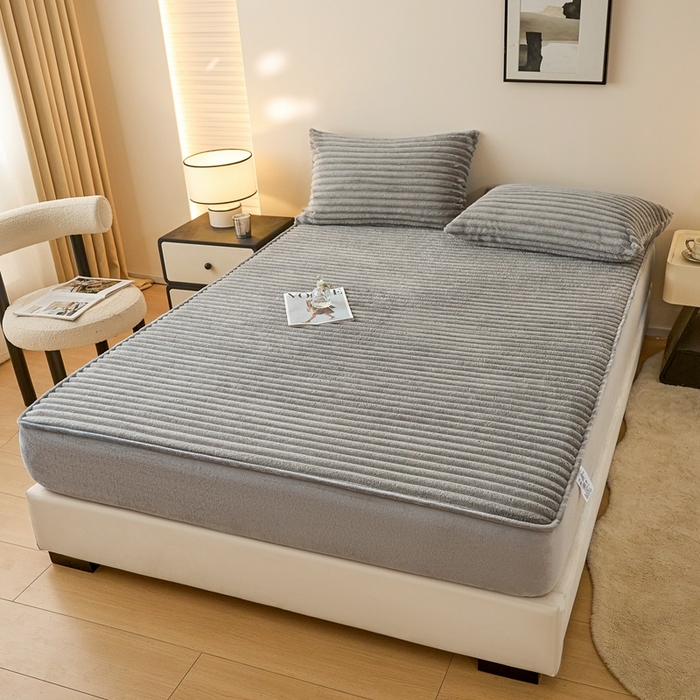 91家纺网 家纺一手货源 找家纺 欧邦 2025新款兔兔绒牛奶绒抽条床笠 抽条床笠-中灰