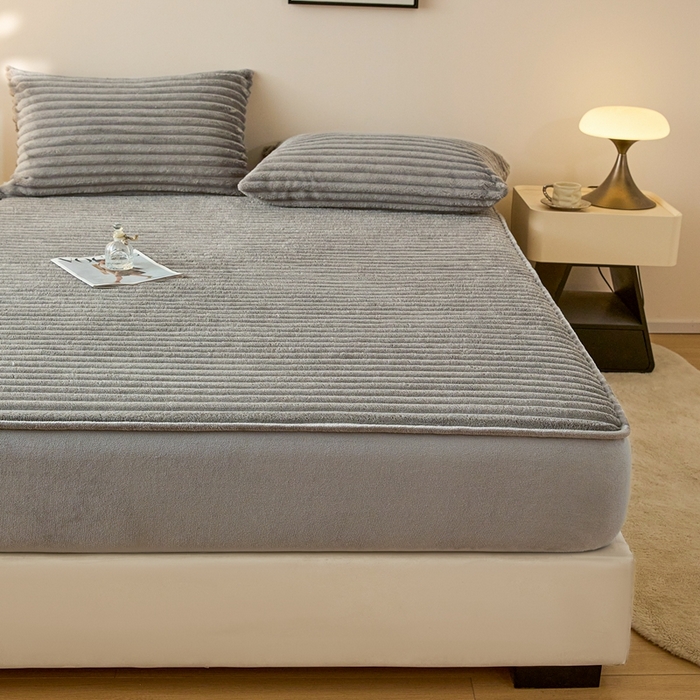 91家纺网 家纺一手货源 找家纺 欧邦 2025新款兔兔绒牛奶绒抽条床笠 抽条床笠-中灰