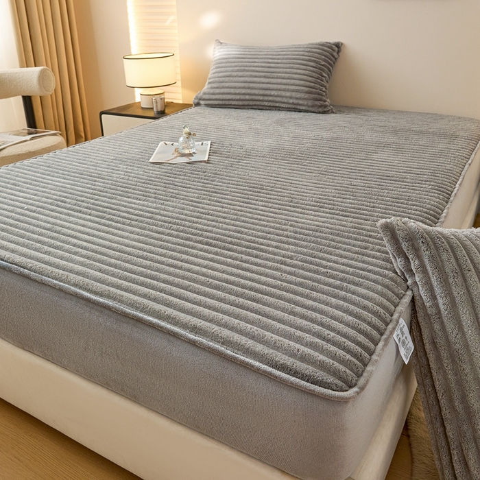 91家纺网 家纺一手货源 找家纺 欧邦 2025新款兔兔绒牛奶绒抽条床笠 抽条床笠-中灰