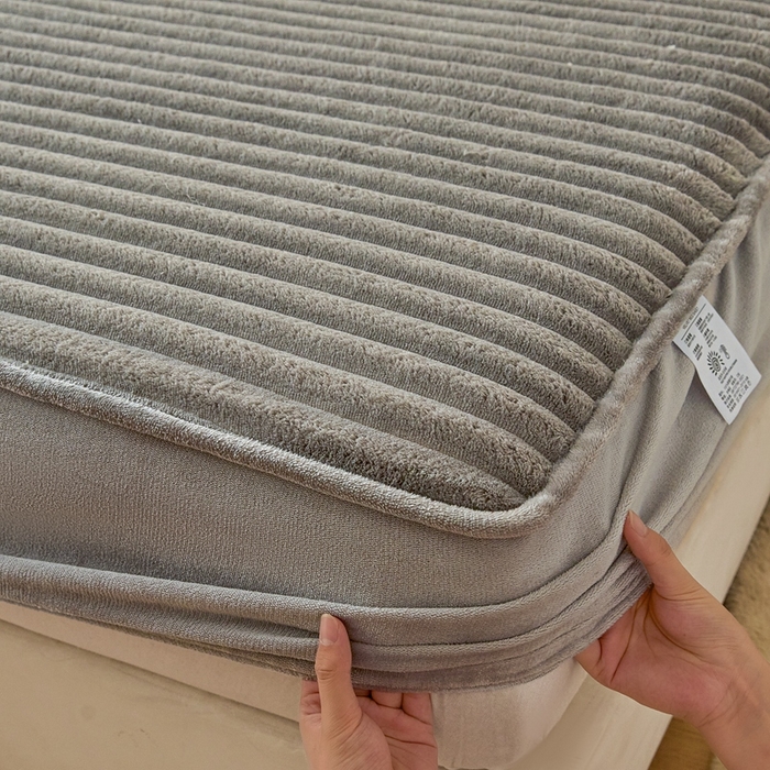 91家纺网 家纺一手货源 找家纺 欧邦 2025新款兔兔绒牛奶绒抽条床笠 抽条床笠-中灰