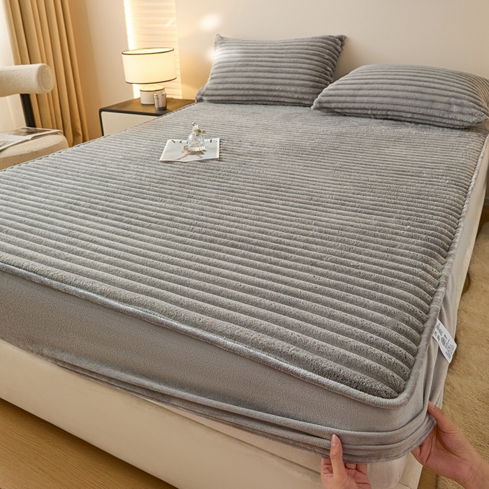 91家纺网 家纺一手货源 找家纺 欧邦 2025新款兔兔绒牛奶绒抽条床笠 抽条床笠-中灰