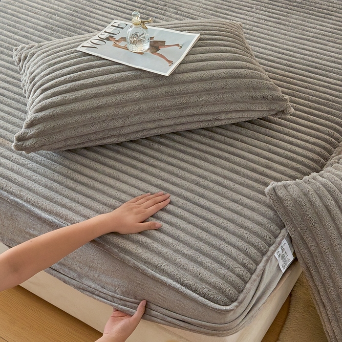 91家纺网 家纺一手货源 找家纺 欧邦 2025新款兔兔绒牛奶绒抽条床笠 抽条床笠-中灰
