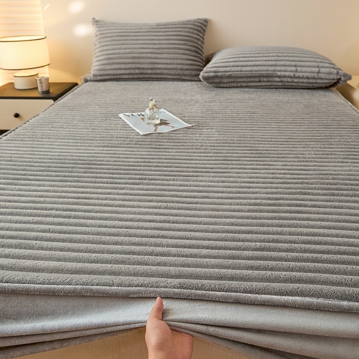 91家纺网 家纺一手货源 找家纺 欧邦 2025新款兔兔绒牛奶绒抽条床笠 抽条床笠-中灰