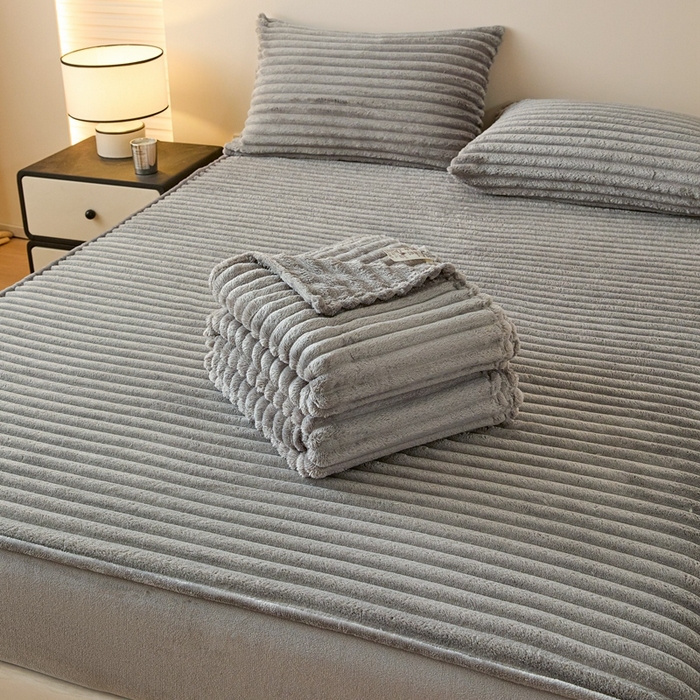 91家纺网 家纺一手货源 找家纺 欧邦 2025新款兔兔绒牛奶绒抽条床笠 抽条床笠-中灰