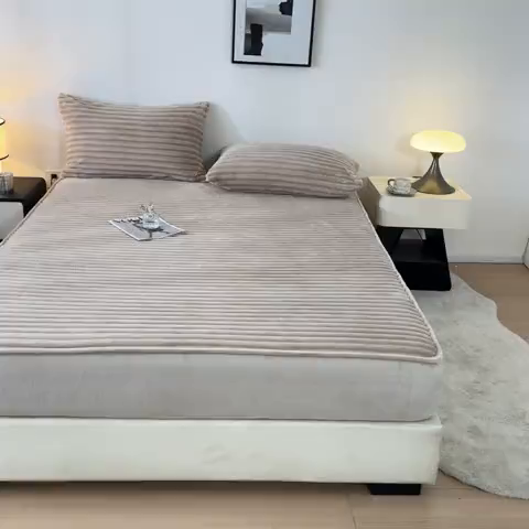 91家纺网 家纺一手货源 找家纺 欧邦 2025新款兔兔绒牛奶绒抽条床笠 抽条床笠-中灰