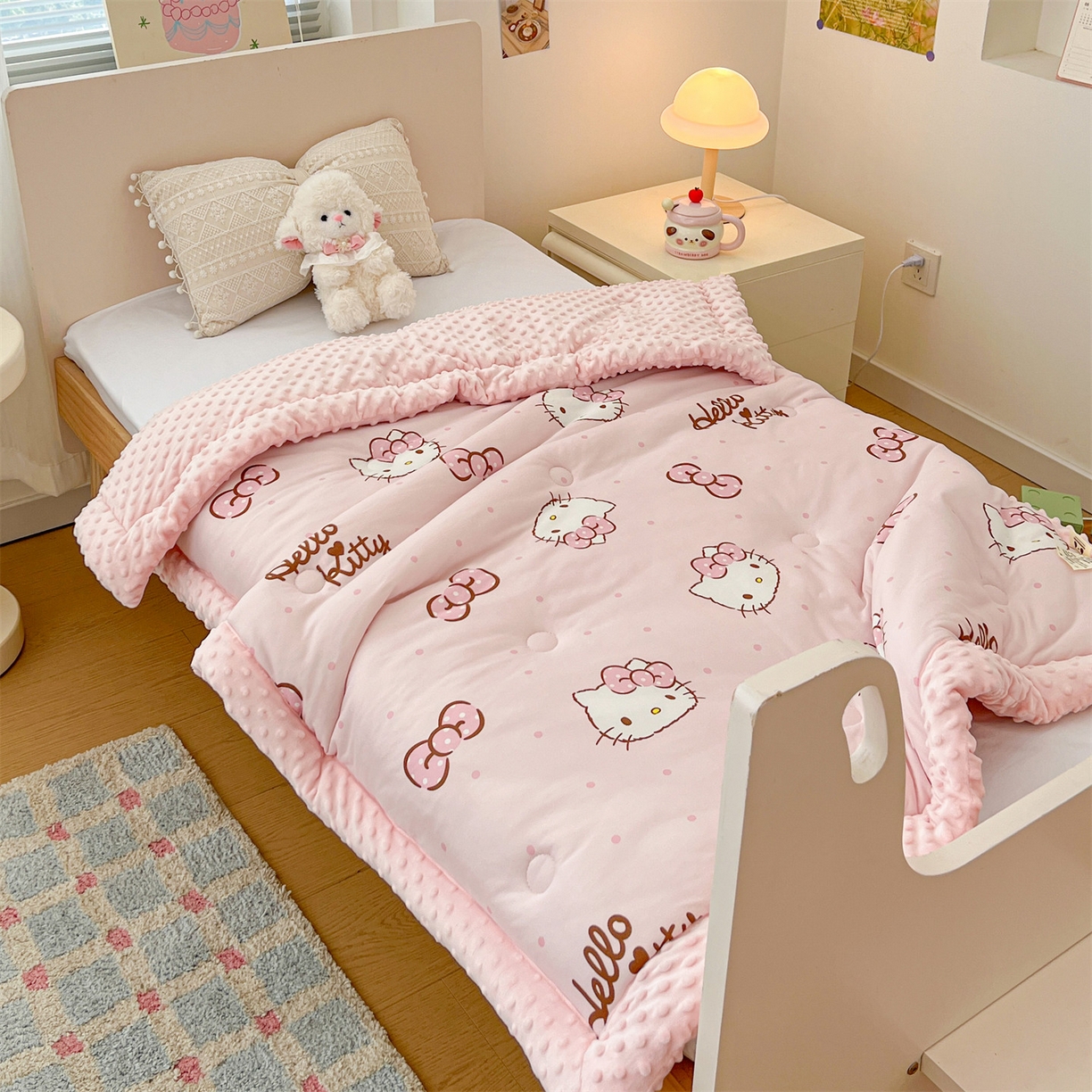 91家纺网 家纺一手货源 找家纺 名兮家居 2025秋冬新款母婴级经典奥特曼三丽鸥豆豆被 被子被芯 呆萌kt