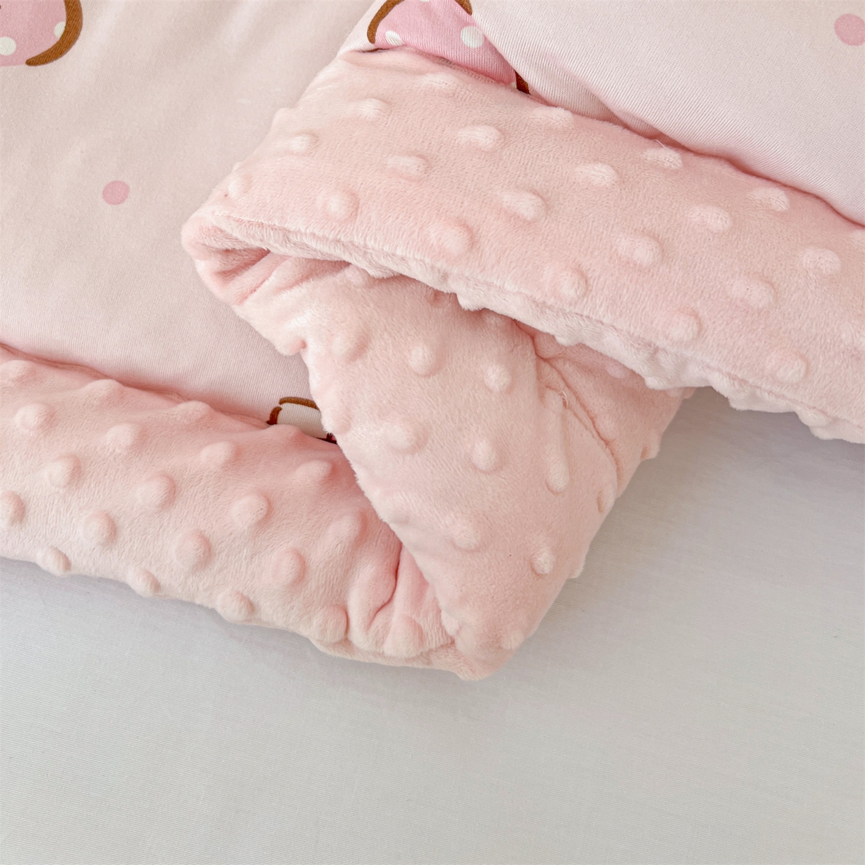 91家纺网 家纺一手货源 找家纺 名兮家居 2025秋冬新款母婴级经典奥特曼三丽鸥豆豆被 被子被芯 呆萌kt