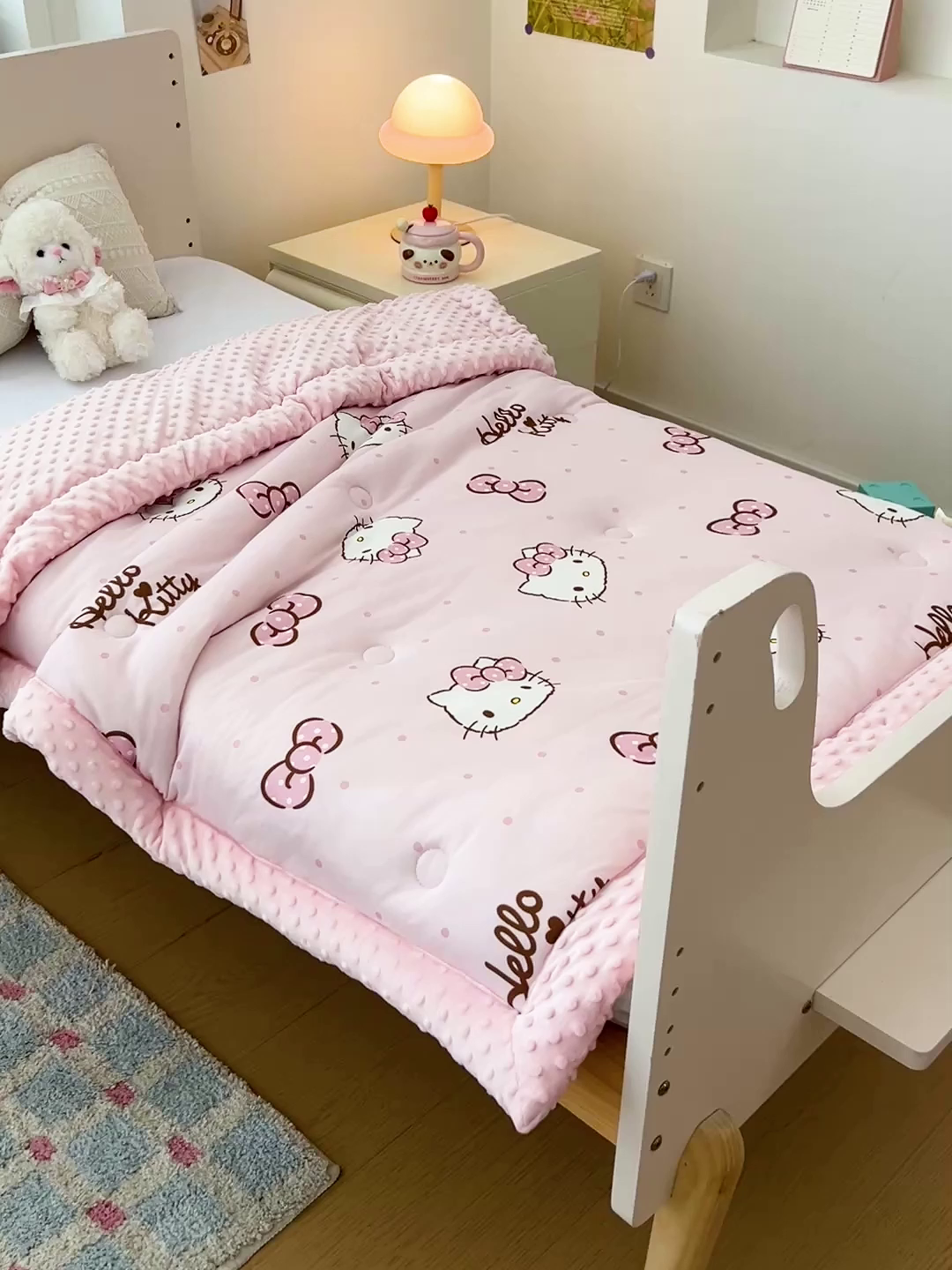 91家纺网 家纺一手货源 找家纺 名兮家居 2025秋冬新款母婴级经典奥特曼三丽鸥豆豆被 被子被芯 呆萌kt