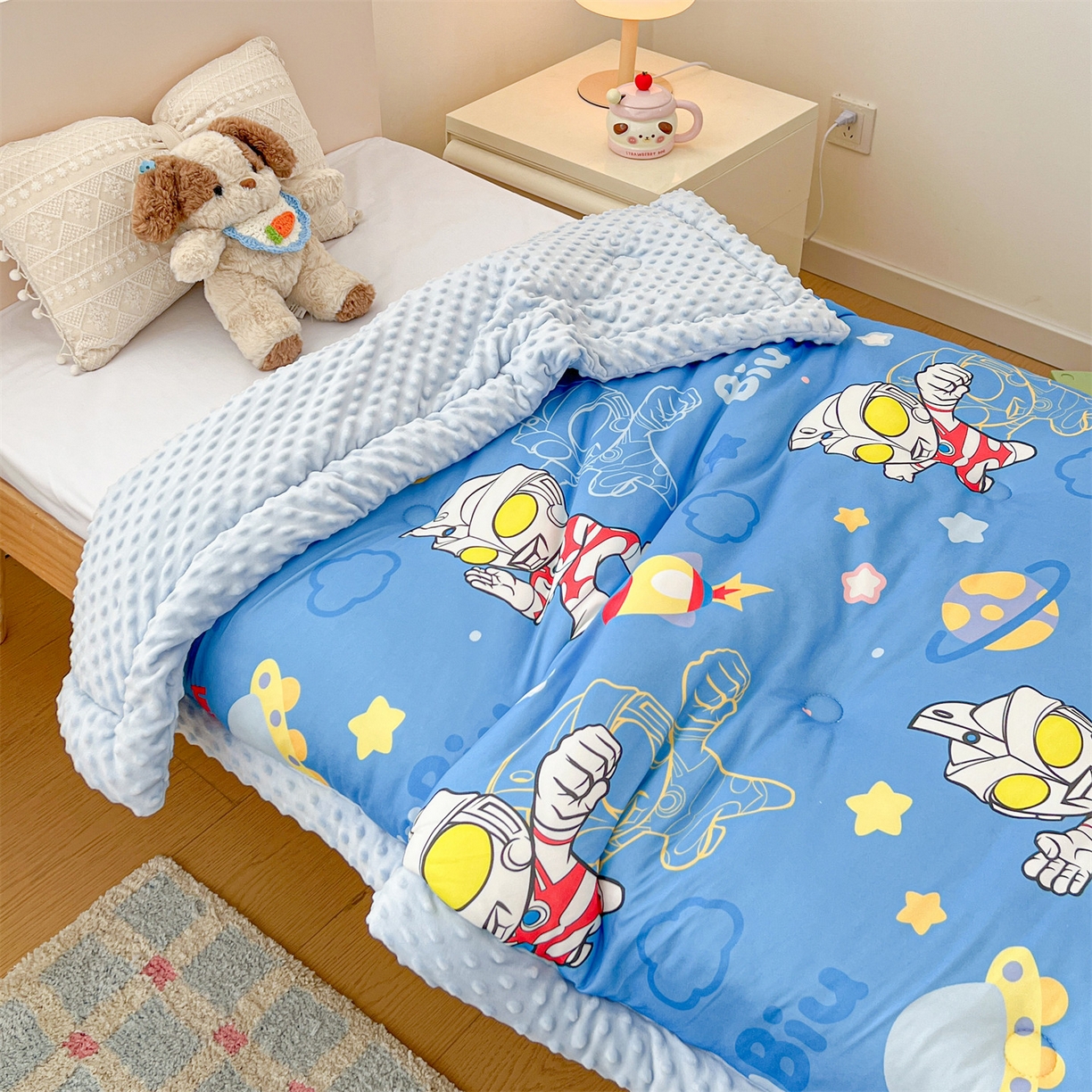 91家纺网 家纺一手货源 找家纺 名兮家居 2025秋冬新款母婴级经典奥特曼三丽鸥豆豆被 被子被芯 光线王子