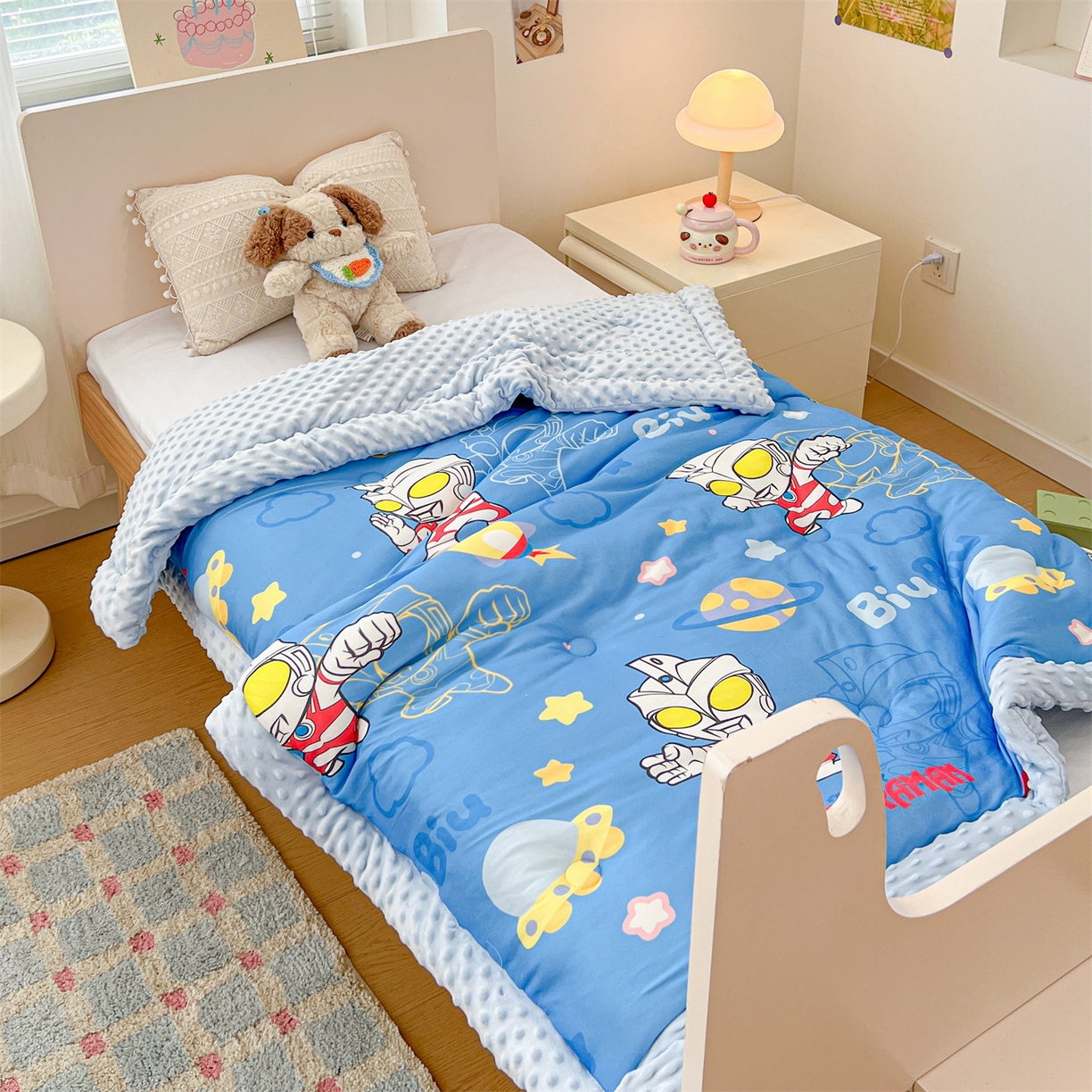 91家纺网 家纺一手货源 找家纺 名兮家居 2025秋冬新款母婴级经典奥特曼三丽鸥豆豆被 被子被芯 光线王子