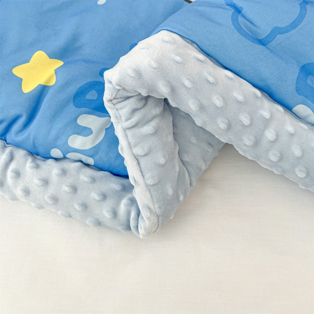 91家纺网 家纺一手货源 找家纺 名兮家居 2025秋冬新款母婴级经典奥特曼三丽鸥豆豆被 被子被芯 光线王子