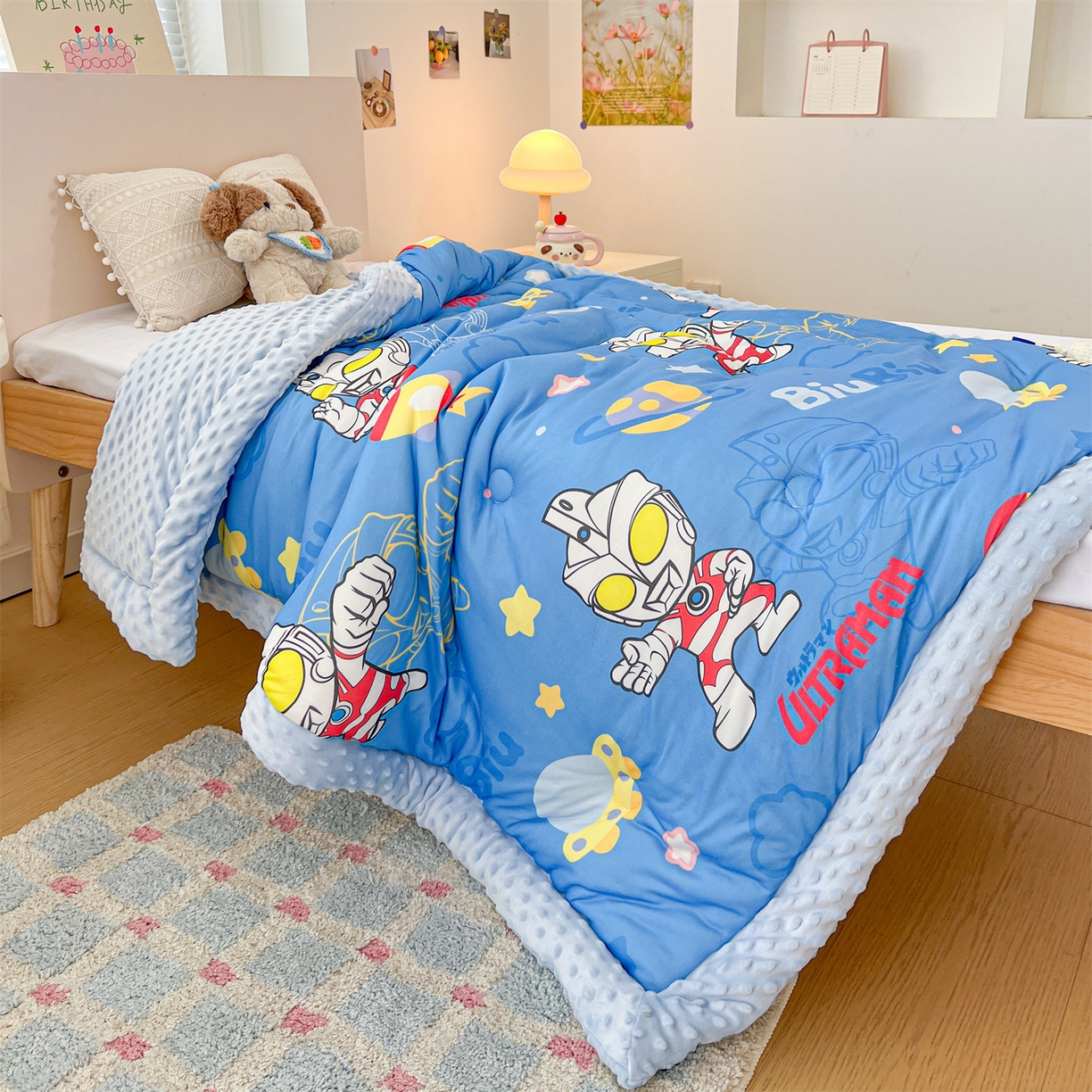 91家纺网 家纺一手货源 找家纺 名兮家居 2025秋冬新款母婴级经典奥特曼三丽鸥豆豆被 被子被芯 光线王子