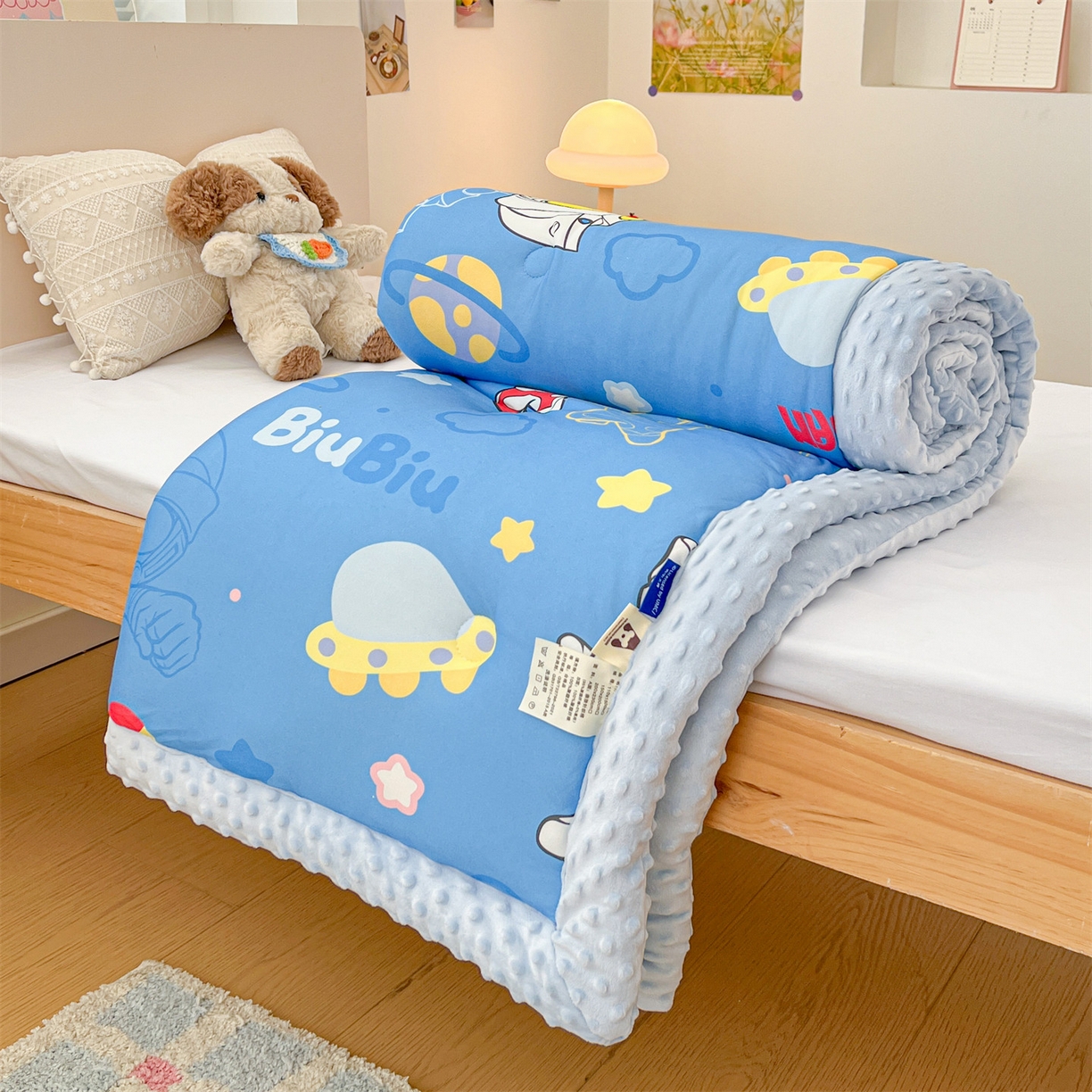 91家纺网 家纺一手货源 找家纺 名兮家居 2025秋冬新款母婴级经典奥特曼三丽鸥豆豆被 被子被芯 光线王子