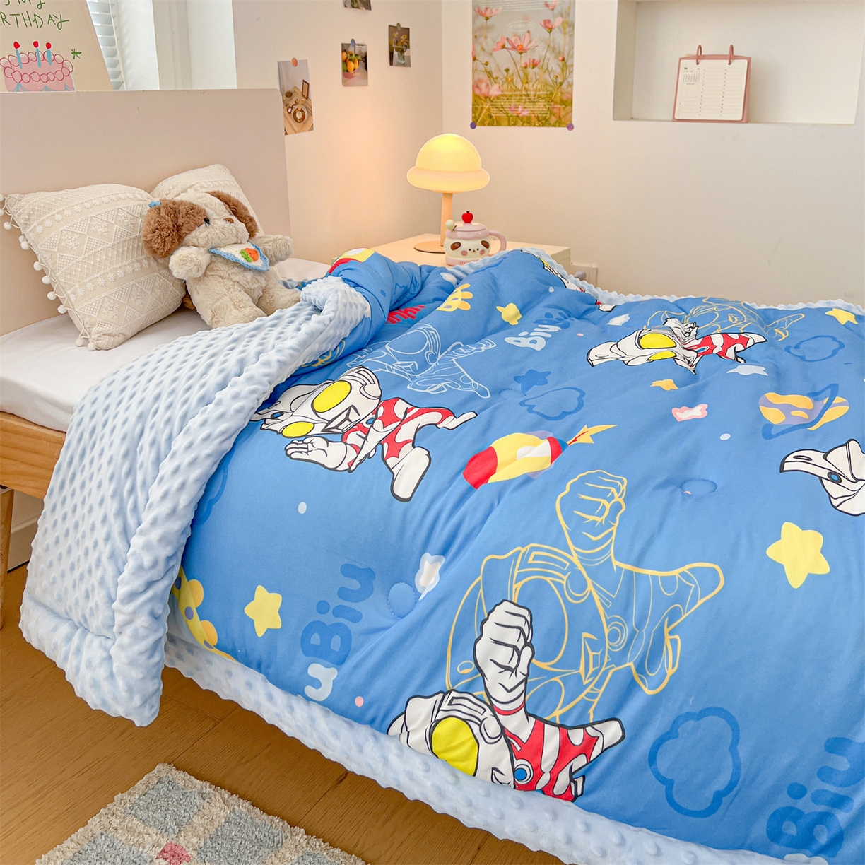 91家纺网 家纺一手货源 找家纺 名兮家居 2025秋冬新款母婴级经典奥特曼三丽鸥豆豆被 被子被芯 光线王子