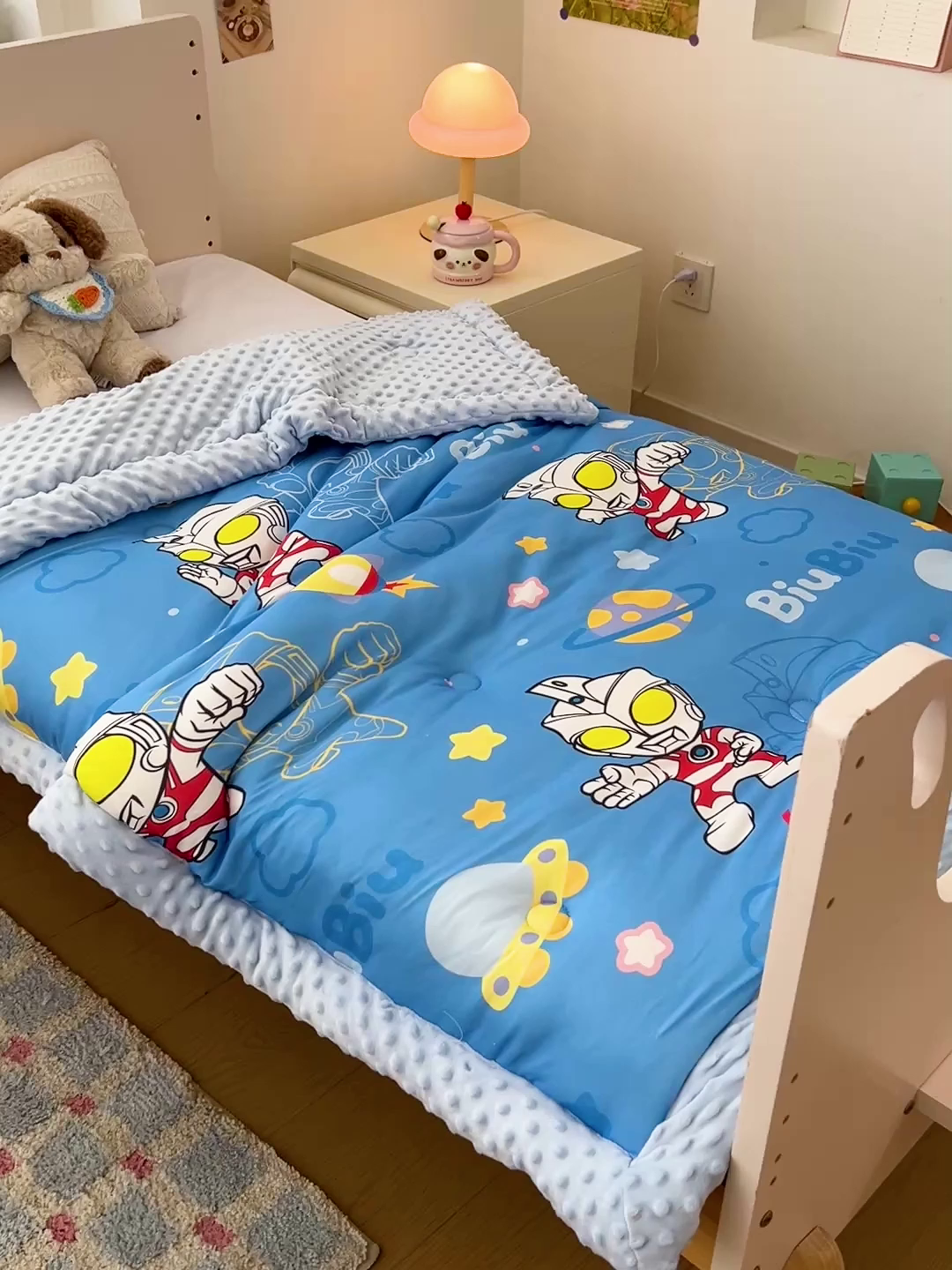 91家纺网 家纺一手货源 找家纺 名兮家居 2025秋冬新款母婴级经典奥特曼三丽鸥豆豆被 被子被芯 光线王子