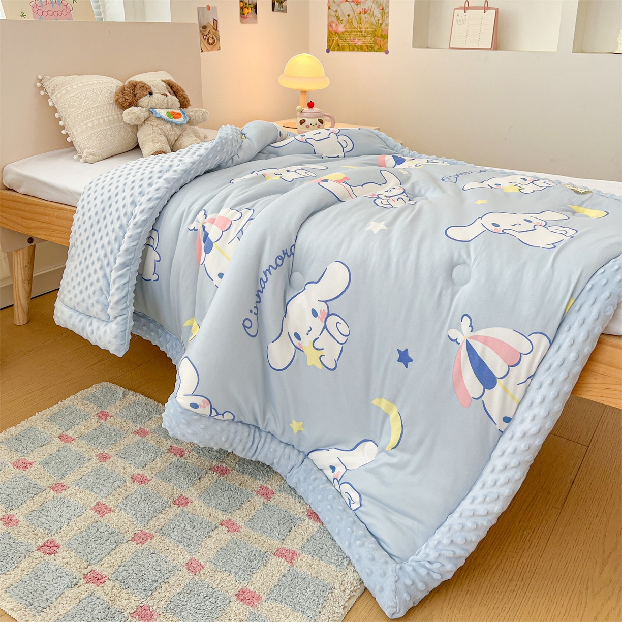 91家纺网 家纺一手货源 找家纺 名兮家居 2025秋冬新款母婴级经典奥特曼三丽鸥豆豆被 被子被芯 气球玉桂狗