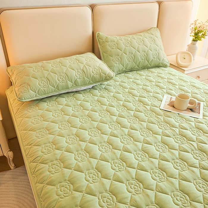 91家纺网 家纺一手货源 找家纺 小萌虎2025新款A类原棉大豆防水款夹棉床笠 方格花豆绿