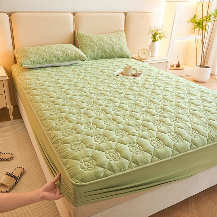 91家纺网 家纺一手货源 找家纺 小萌虎2025新款A类原棉大豆防水款夹棉床笠 方格花豆绿