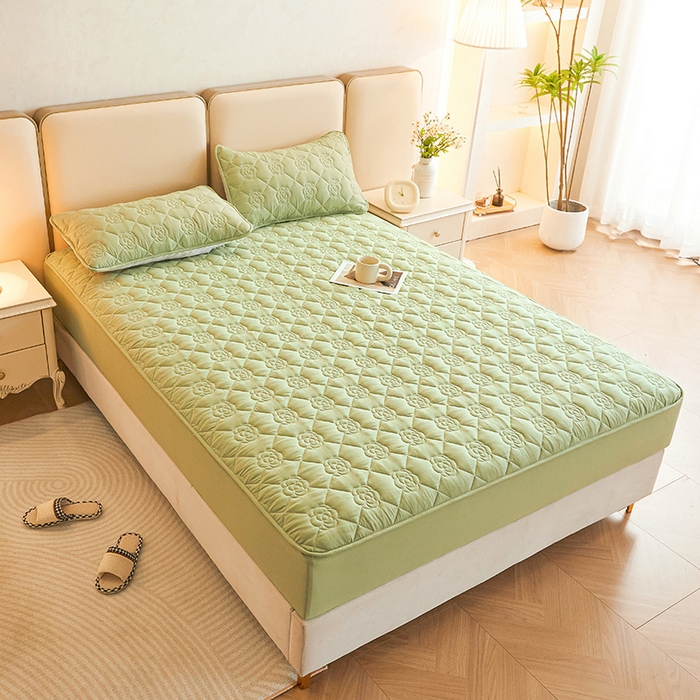 91家纺网 家纺一手货源 找家纺 小萌虎2025新款A类原棉大豆防水款夹棉床笠 方格花豆绿