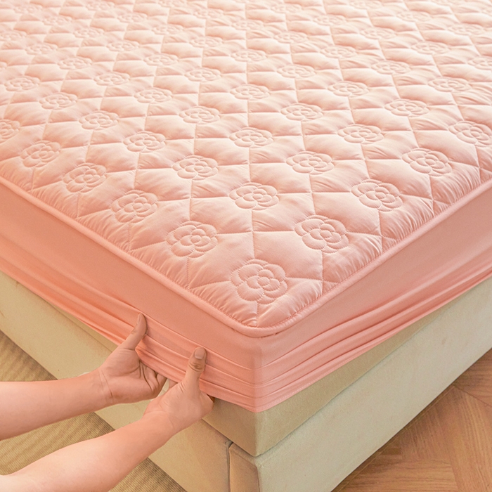 91家纺网 家纺一手货源 找家纺 小萌虎2025新款A类原棉大豆防水款夹棉床笠 方格花粉