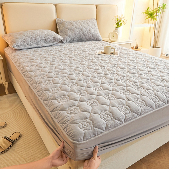 91家纺网 家纺一手货源 找家纺 小萌虎2025新款A类原棉大豆防水款夹棉床笠 方格花灰