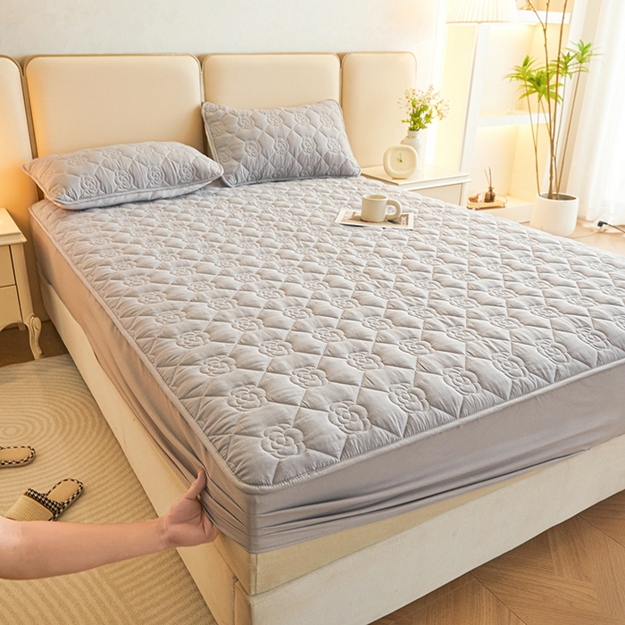 91家纺网 家纺一手货源 找家纺 小萌虎2025新款A类原棉大豆防水款夹棉床笠 方格花灰