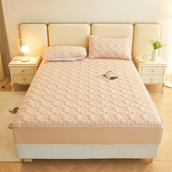 91家纺网 家纺一手货源 找家纺 小萌虎2025新款A类原棉大豆防水款夹棉床笠 方格花咖